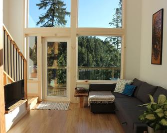 Le Chalet Waterfront Retreat - Ucluelet - Living room