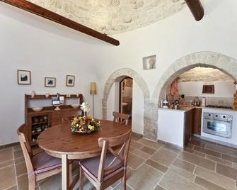 Trulli Paparale - Alberobello - Dining room