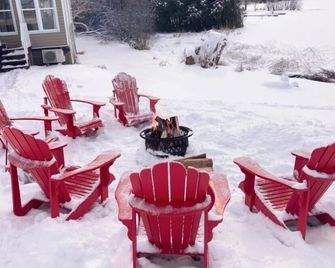 Le Duc on the Lake - Cozy waterfront Cottage - Saint-André-Avellin - Patio