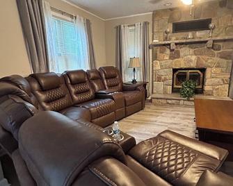 Charming 4-bedroom house with Hot Tub and WiFi in serene Long Pond - Long Pond - Sala de estar
