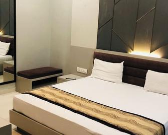 The highland hotel - Bathinda - Bedroom