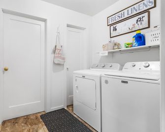 Bright & Trendy Cottage Close To Downtown Albany & Near Osu, Sleeps 4 - Albany - Prádelna