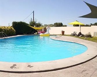 Hotel La Font De Lauro - Saumane-de-Vaucluse - Piscina
