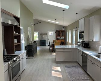 Red Oak-5 bedroom with in ground pool, fireplace-walk to restaurants - New Buffalo - Küche
