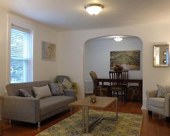 Location! Walk To Everything - Decorah - Living room