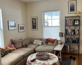 Enjoy a vacay on the lake and bike path! - Burlington - Living room