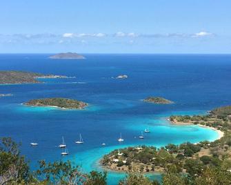 One mile to Cruz Bay, pool outside your door. Peaceful, comfortable, convenient. - St. John