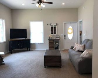 Mimosa Cottage Farm- 2br cottage & stalls. Masters - Aiken - Living room