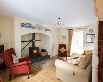 Relax in traditional farmhouse cottage perfect for touring South & West Ireland. - Broadford - Living room