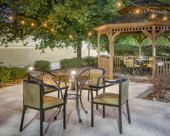 Holiday Inn Express & Suites Longview North By IHG - Longview - Patio
