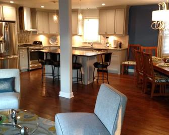 Open Floor Plan 2 Bdrm-Private Home in Mission, KS-video tour-3rd picture - Kansas City - Kitchen