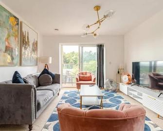 Stylish Station Apartment in Rochester with Free Parking - Gillingham - Living room