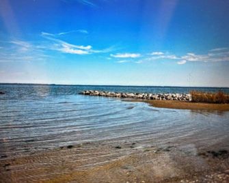 Chic retreat steps to Water, Piers & Waterfront Park - Deale - Playa