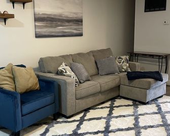 Cozy1King1Queen/1.5bth2min Frm UpTown - Lexington - Living room