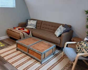 The Unique Sasquatch Den - Agassiz - Living room