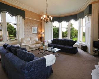 Royal Gardens Apartments - Stirling - Living room