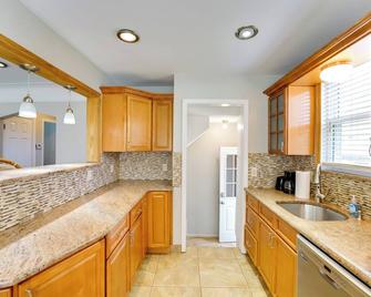 Pet-friendly Dearborn Home 2 Mi to Downtown! - Dearborn - Kitchen