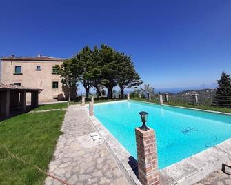 Villa from the 1700s between the sea and Nebrodi Park at 700 m above sea level. - Ficarra - Piscina