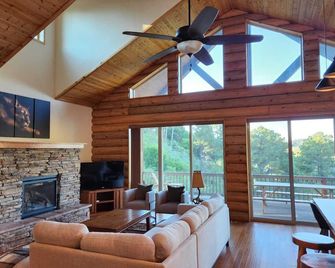 Tri-level Cabin Retreat-Privacy & Views! - Mount Lemmon - Living room