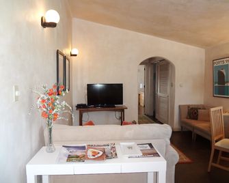 Artist Retreat in the Heart of Plaza - Taos - Living room
