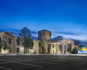 Days Inn & Suites by Wyndham Cuba - Cuba - Building