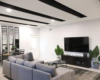 Texas State Fair / Downtown / Uptown Modern Villa with Game Room and Patio! - Dallas - Living room