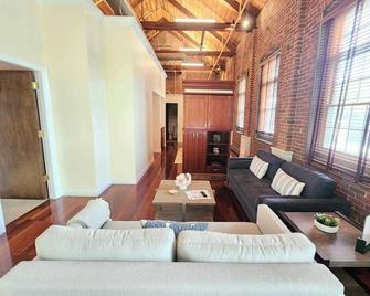 Jennifer's Riverfront Foundry Apartment - Providence - Living room
