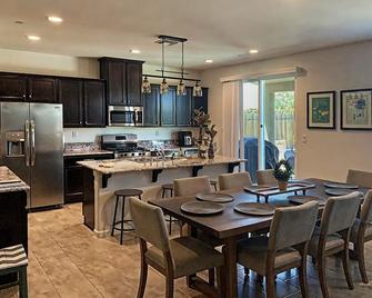 Gorgeous Family Home near Sequoia National Park - Visalia - Küche