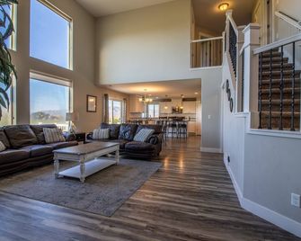 Clean Golf Home w/ Scenic Views - Up to 4500 sqft, 8 Spacious Rooms, 4.5 Bath! - Orem - Living room