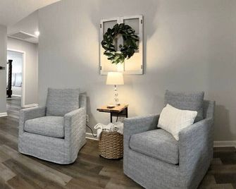 The Cottage House - Family Friendly, Close to Gsu! - Statesboro - Вітальня