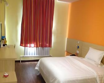 7Days Inn Huai'an Zhou Enlai Memorial Museum Branch - Huai'an - Bedroom