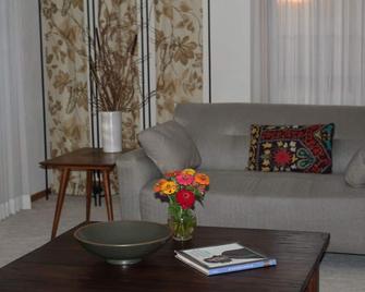 Countryside Beauty - Min to Madison/Perfect for families/Events&Dogs! Lrg yard - Middleton - Living room