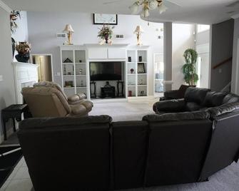 Beautiful Lake Home Approx 10 Minutes From Atl Intl Airport-20 Min Domestic Term - Forest Park - Living room