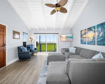 Condo in Newport Beach with Private Balcony and Ideal Location by the Pier - Newport Beach