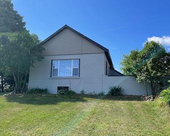 Entire 2-Bedroom Townhouse On A Rustic Farm - A - Lambton Shores - Building