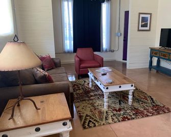 Downtown Historic Adobe - Silver City - Huiskamer