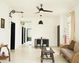 Cozy, Spacious, Air Cond Ump Gambang Homestay -- The Pigeon Guest House - Gambang - Living room