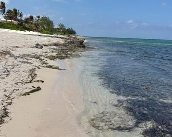 Relaxed Bungalow on Private Beach, Super Snorkeling, Sea Lodge #25 Cayman Kai - North Side - Plage