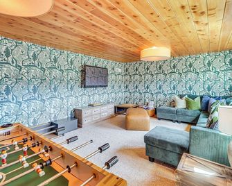 Endless Mtn Views! Group Ski Lodge at Sugar Bowl - Norden - Lounge