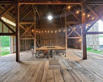 The Fox Den Comfy Lower Unit - Lake Elmo - Hàng hiên