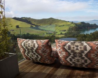 Omana - Onetangi - Balcone
