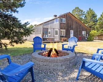 Ado:hottub~walktobeach&trails~firepit~fenced~deck~pingpong~bikes~games~dogsok~ - Gearhart - Patio