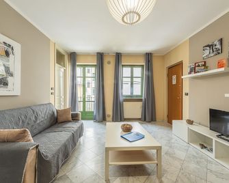 Il terrazzo e l'appartamento diVino - Alba - Living room