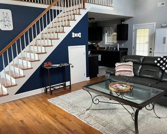 Cozy 1 Br + Loft + 1 Bath. Conveniently Located Between Clt & Columbia. Secluded - Lancaster - Living room