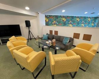 Atami Spring Terrace Hotel - Atami - Salónek