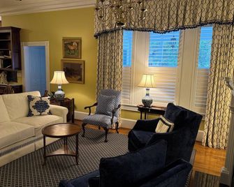 Spacious 5-bedroom house in charming Jackson with WiFi, AC - Jackson - Sala de estar