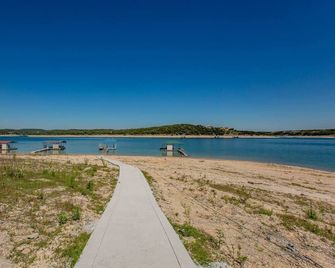 Santana - Lakefront - private dock, volleyball court, 4 story slide - Leander - Playa