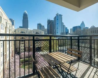 4B 2BA Luxury Central Apartment with Gym - Charlotte - Balcony