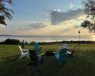 Waterfront Lake Michigan Home -- Spring Dates Available - Book 2025 Now! - Menominee - Patio