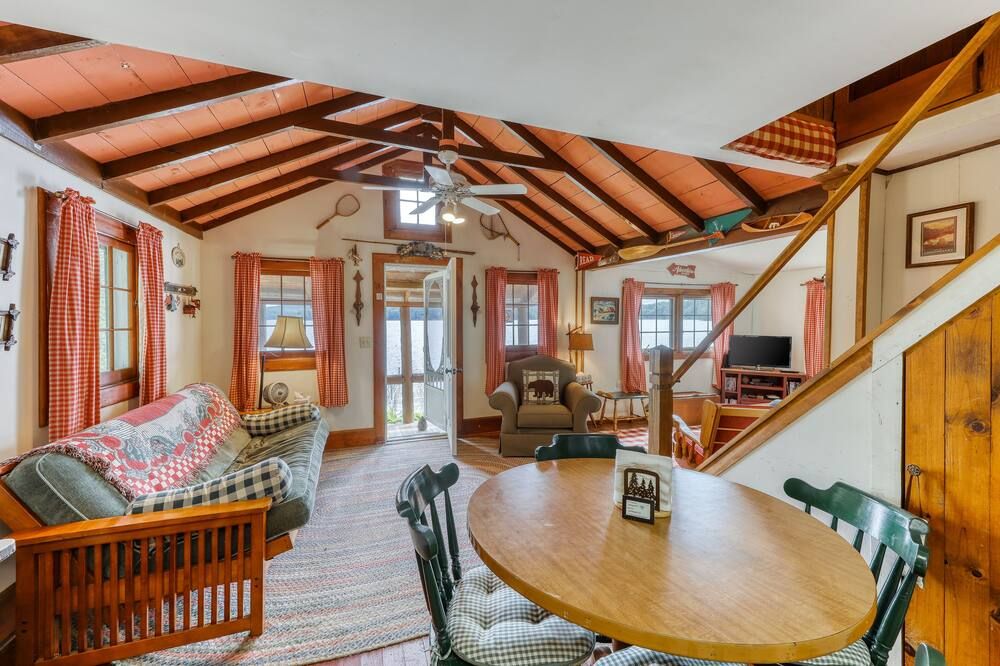 Lakefront cabin with beautiful views, lake and beach access - Chestertown - Вітальня